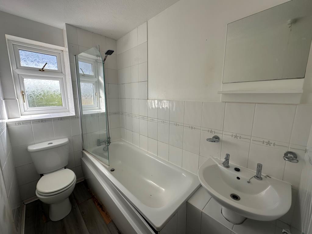 Lot: 24 - HOUSE FOR IMPROVEMENT - Bathroom with W.C.